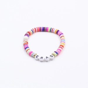 Buntes Heishi-Perlenarmband aus Ton mit ERAS-Buchstaben auf weißem Hintergrund
