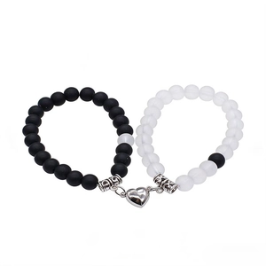 Bracelets de couple 8mm en howlite blanche et pierre mate avec cœur aimanté