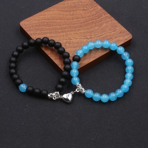 Détail de bracelets magnétiques 8mm pour couple avec perles noires et bleu ciel