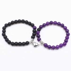Détail de bracelets de couple 8mm avec fermoir magnétique cœur et pierres noires mates