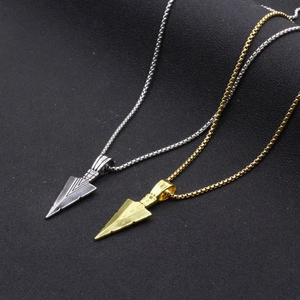 Collar de hombre hip hop con colgante de flecha en acabado plata y oro sobre negro