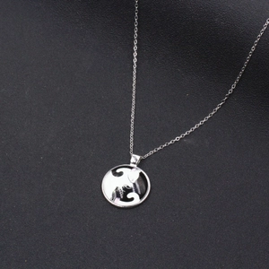 Collier avec pendentif chat Yin Yang en verre, chaîne argentée et fond à texture noire