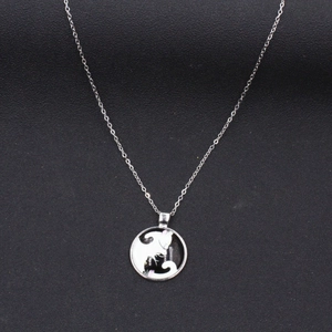 Collier avec pendentif chat Yin Yang minimaliste en verre et chaîne argentée pour femme