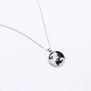 Détail du pendentif chat Yin Yang en verre sur une chaîne de collier argentée fine