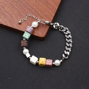 Bracelet asymétrique avec pierres volcaniques colorées, perles blanches et chaîne métal