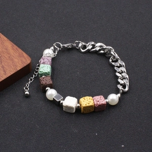 Bracelet moderne en acier inoxydable avec perles de pierre volcanique et perles