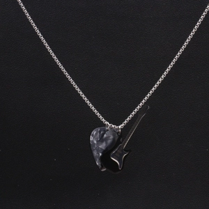 Collier médiator de guitare rock avec texture marbre et pendentif guitare en acier argent