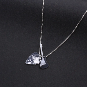 Collier avec pendentif plectre de guitare punk rock en acier avec texture marbre