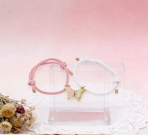 Primer plano de pulseras de mariposa magnética con cordones trenzados