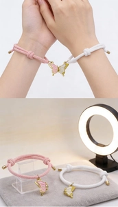 Detalle de las pulseras magnéticas de mariposa para parejas con cuerda tejida e imanes
