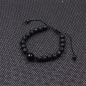 Primer plano de cuentas de lava de 12 mm y obsidiana pulida en pulsera tejida