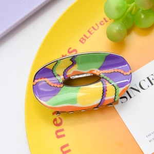 Detailed macro view of the oval acetate hair claw featuring a colorful wave pattern