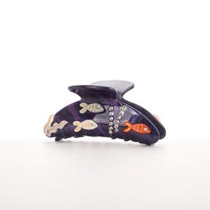 Pince à cheveux forme poisson avec texture marbre violet et strass scintillants