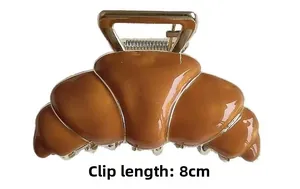Detailansicht der 8cm Croissant Metall-Haarklammer mit braunem Emaille-Finish