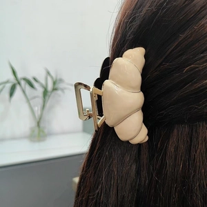 Französische Croissant-Haarklammer in Creme-Beige für elegante Hochsteckfrisuren
