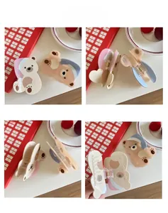 Detailansicht niedlicher Bären-Haarklammern in Beige, Rosa und Himmelblau aus verschiedenen Winkeln