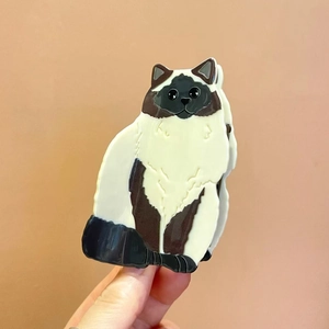 Detail of cute Siamese cat hair claw clip made of premium acetate for elegant styling