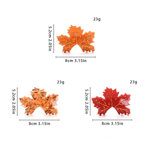 Detailed size chart showing 8cm length and 23g weight for maple leaf hair claw clip