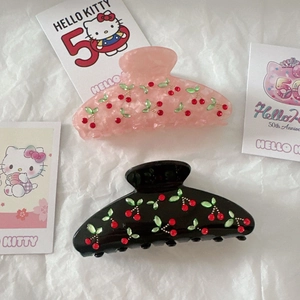 Haarklammern-Set aus Acetat in Pink und Schwarz mit Kirsch-Strasssteinen auf Papier