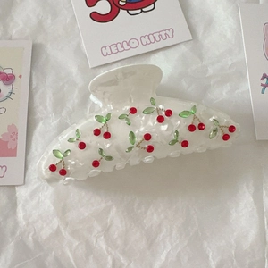 Detail der Haarklammer aus Acetat mit funkelnden Kirschmotiven aus roten Strasssteinen