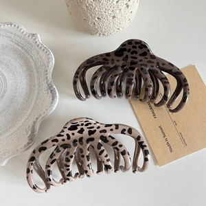 Grandi mollette per capelli con stampa leopardata in marrone e crema lucida