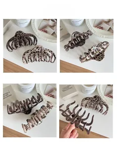 Dettaglio macro di pinze per capelli leopardate in acrilico marrone scuro e beige