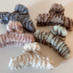 Großes Set aus Plüsch-Haarklammern mit Tigermuster und Kunstfell-Textur für Damen