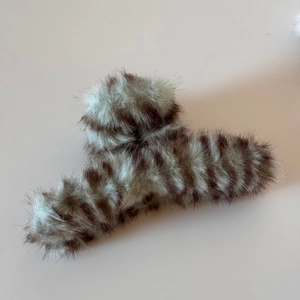 Detailansicht der großen Plüsch-Haarklammer mit braunem Kunstfell und Tigerstreifen