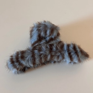 Haarklammer mit Tigerstreifen aus Kunstpelz für Damen mit weicher Textur in Grau-Braun