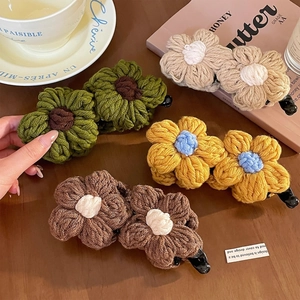 Barrettes à fleurs tricotées en quatre couleurs chaudes pour coiffures d'hiver