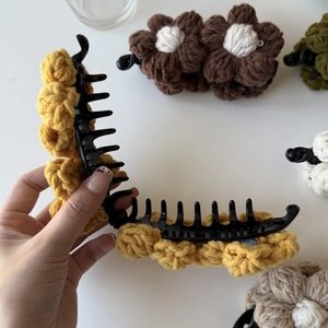 Détails de pinces à cheveux banane à fleurs tricotées avec texture crochetée et peigne noir