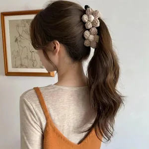 Barrette à cheveux fleurs tricotées beiges sur queue de cheval style d'hiver