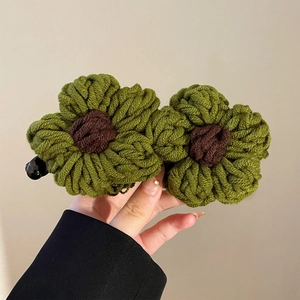 Vue détaillée de la barrette fleurie en crochet vert faite main avec texture tricotée