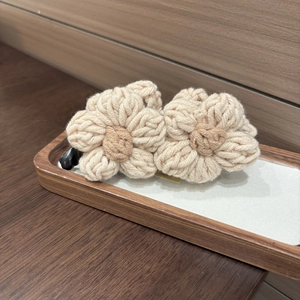 Gros plan sur la pince à cheveux fleur au crochet faite main avec texture tricotée