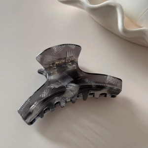 Detail view of the durable spring and teeth on the gray marble acetate hair claw