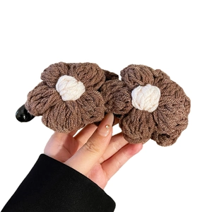 Pince à cheveux fleurie faite main en tricot avec motif floral marron et crème