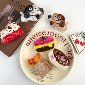 Pinces à cheveux en acétate avec chiens et gâteaux aux fraises sur plateau vintage