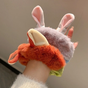 Vue détaillée des chouchous pelucheux en forme d'oreilles d'animaux doux sur le poignet