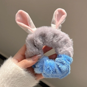 Détail du chouchou en peluche avec oreilles de lapin Judy pour coiffure d'hiver