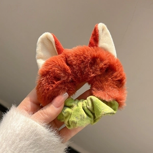 Détail d'un chouchou en peluche orange avec oreilles de renard et bande élastique