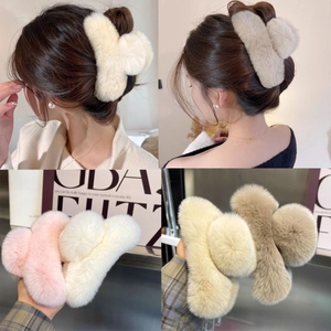 Grande pince à cheveux en fausse fourrure de lapin en blanc, rose et coloris kaki