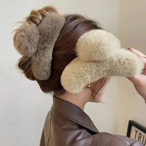 Grande Pince à Cheveux en Fausse Fourrure de Lapin pour Femmes Peluche Hiver Accessoires Cheveux Élégants Imprimé Léopard