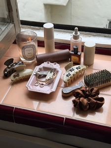 Milk coffee brown hair claw clips and bow hairpins displayed with a wooden hairbrush