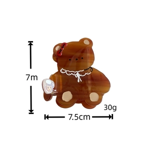 Détail d'une pince à cheveux ours brun ambré mignon, largeur 7,5cm et poids de 30g environ