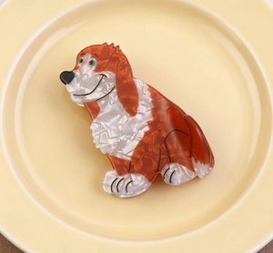 Nahaufnahme einer süßen Corgi Haarklammer aus marmoriertem orange-weißem Acetat-Material