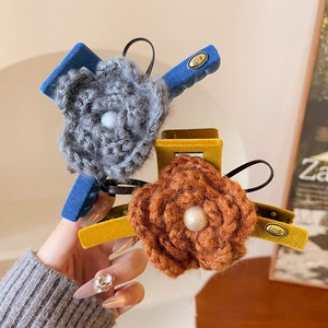 Pinces à cheveux élégantes en tricot floral pour femmes avec perles et peluche