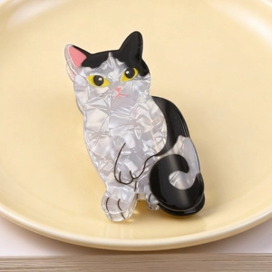 Süße schwarz-weiße Katzen-Haarklammer aus Acryl mit Marmor-Textur auf Keramikteller