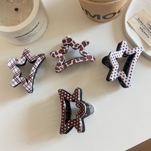 Set di quattro mollette per capelli a stella cava con fantasie vintage marroni e animalier
