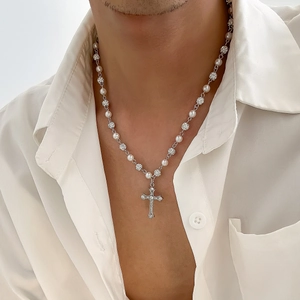 Collana hip hop da uomo con perle bianche, sfere di strass e ciondolo a croce elegante