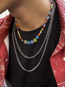 Collier multicouche en métal pour homme avec perles colorées et motifs floraux